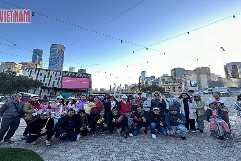 Khách chụp ảnh lưu niệm