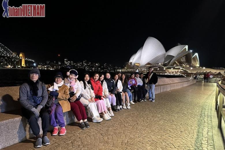 Khách chụp ảnh lưu niệm