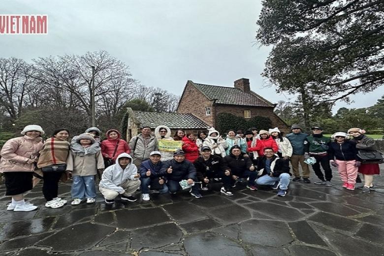 Khách chụp ảnh lưu niệm