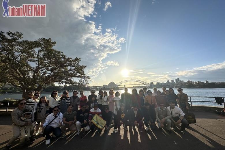 Khách chụp ảnh lưu niệm