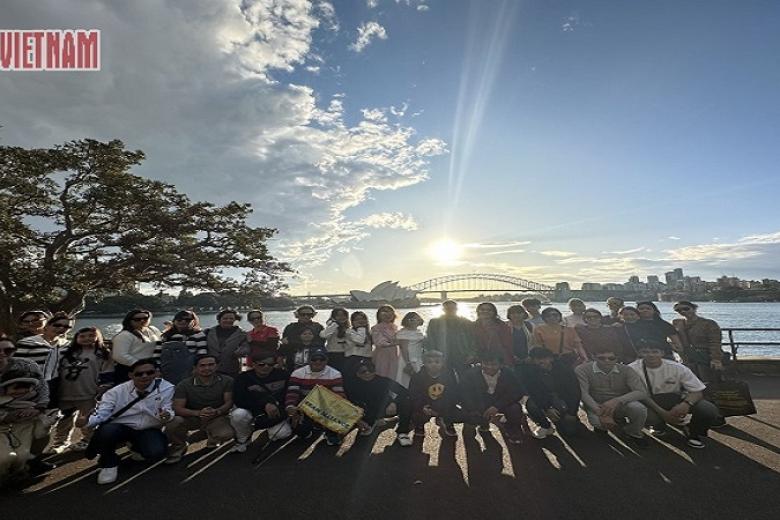 Khách chụp ảnh lưu niệm