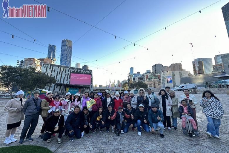 Khách chụp ảnh lưu niệm