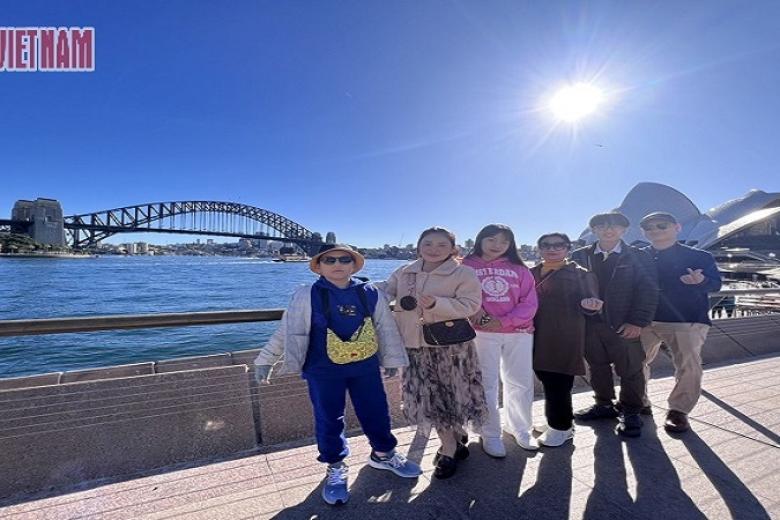 Khách chụp ảnh lưu niệm