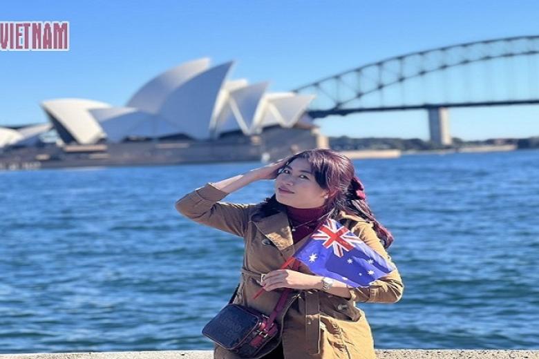 Khách chụp ảnh lưu niệm