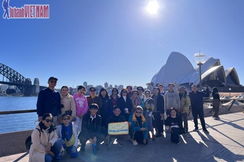 Khách chụp ảnh lưu niệm