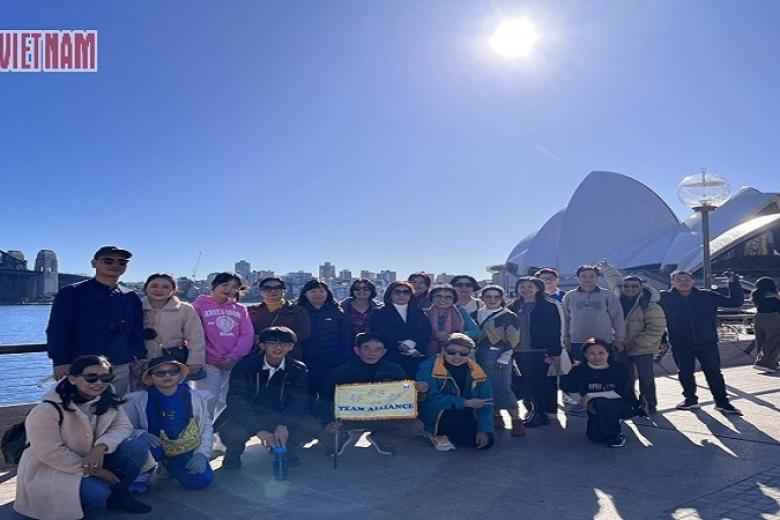 Khách chụp ảnh lưu niệm