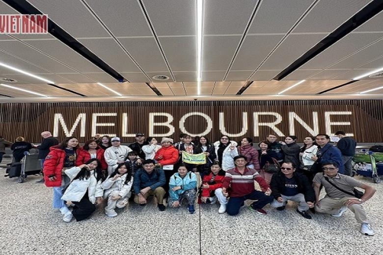 Khách chụp ảnh lưu niệm