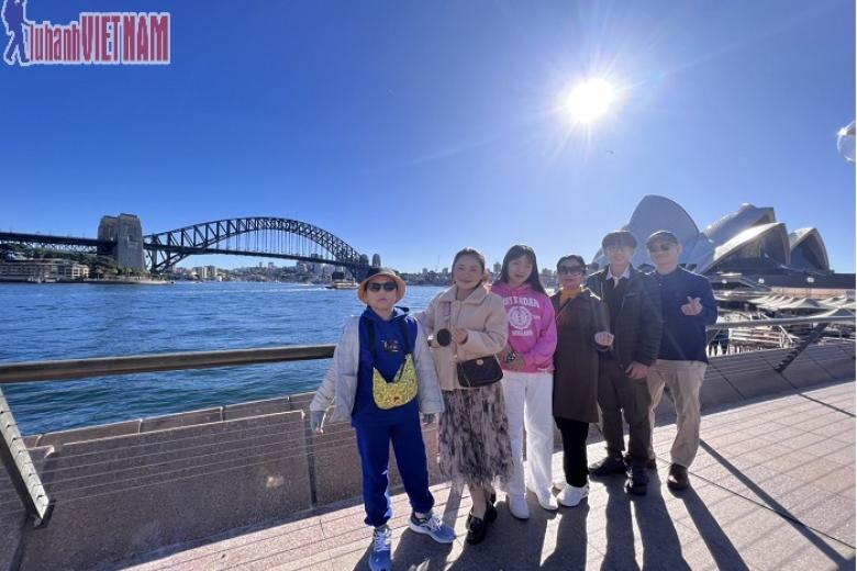 Khách chụp ảnh lưu niệm