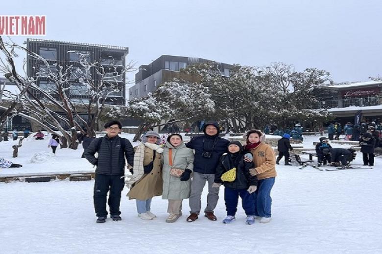 Khách chụp ảnh lưu niệm