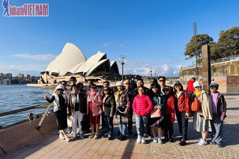 Khách chụp ảnh lưu niệm