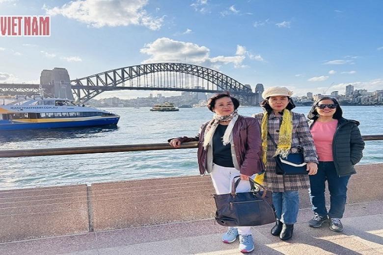 Khách chụp ảnh lưu niệm