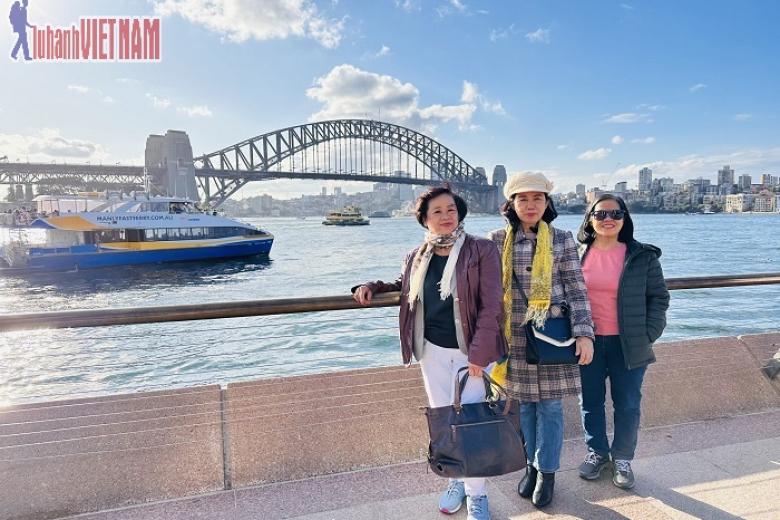 Khách chụp ảnh lưu niệm