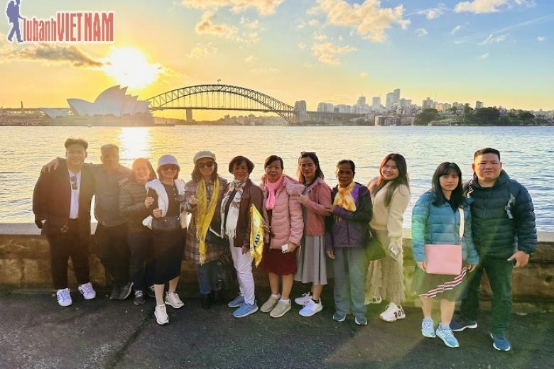 Khách chụp ảnh lưu niệm