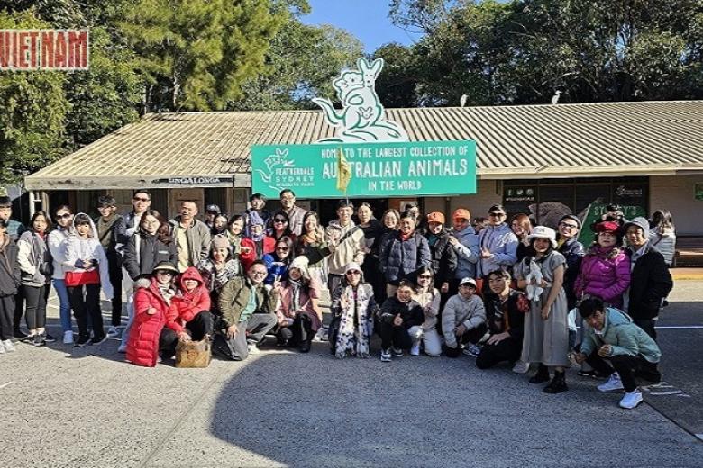 Khách chụp ảnh lưu niệm