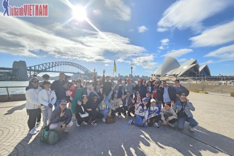 Khách chụp ảnh lưu niệm