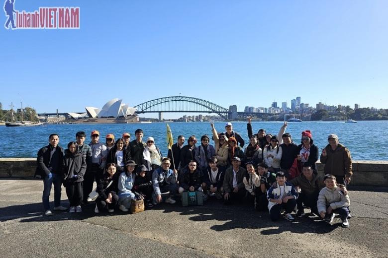 Khách chụp ảnh lưu niệm