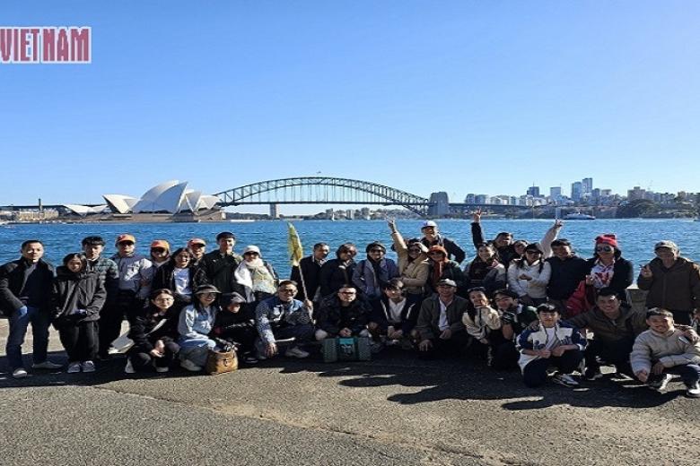 Khách chụp ảnh lưu niệm